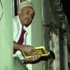 Eline Kur'an-ı Kerim'i alıp cama çıktı Eline Kur'an-ı Kerim'i alıp cama çıktı
