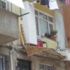 Çamaşır asarken balkon çöktü Çamaşır asarken balkon çöktü