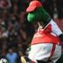 Premier Lig ekiplerinden Arsenal'ın 27 yıllık maskotu Gunnersaurus geri döndü