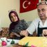Uşaklı gurbetçi köylü kadınlara ebru yapmayı öğretiyor