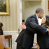 Obama Ebola'yı yenen hemşireyi kucakladı Obama Ebola'yı yenen hemşireyi kucakladı