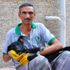 Sokakta yaşayan köpek, temizlik işçisinin yanından bir an olsun ayrılmıyor