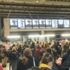Londra'da yüzlerce kişi tren istasyonlarına akın etti! Londra'da yüzlerce kişi tren istasyonlarına akın etti!