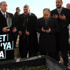 Erdoğan Neşet Ertaş'ın kabrinde dua etti Erdoğan Neşet Ertaş'ın kabrinde dua etti