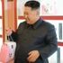 Kim Jong Un eşinin poşetini taşıdı