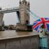 Londra'daki Tower Bridge köprüsünün kolları havada asılı kaldı