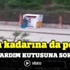 Küçük kızını yardım kutusuna bıraktı Küçük kızını yardım kutusuna bıraktı