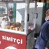 İnegöllü anne simit satarak kızlarını okutuyor