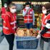 Avcılar da Türk Kızılayı ramazan pidesi ve su dağıttı