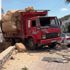 Freni patlayan kamyon caddeyi savaş alanına çevirdi
