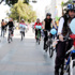 Kadınlar topuklu, şalvarlı pedal çevirdi Kadınlar topuklu, şalvarlı pedal çevirdi
