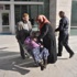 Felçli eşini adliyeye el arabasıyla taşıdı