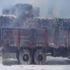 İzmir’in Tire ilçesinde, yol kenarındaki yangın seyir halindeki kağıt yüklü kamyona sıçradı aracı alev topuna döndü