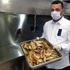 Sağlık çalışanlarına iftarlık balık pişirip gönderiyor