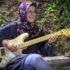 Elektrogitarıyla ezber bozan anne