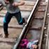 Hindistan'da tren raylarından mucize eseri kurtulan bebek