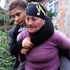 60 yaşındaki anne kızını sırtında taşıyor 60 yaşındaki anne kızını sırtında taşıyor