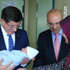 Başbakan Davutoğlu üçüncü kez baba olan Mehmet Şimşek'i ziyaret etti