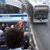Avcılar metrobüs durağında hareketli dakikalar