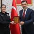 Antalya'da genç adamı uçurumun kenarından alan kadın komisere plaket Antalya'da genç adamı uçurumun kenarından alan kadın komisere plaket