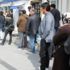 Banka kuyruğuna girenler sosyal mesafeye dikkat etmedi Banka kuyruğuna girenler sosyal mesafeye dikkat etmedi