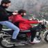 Hareket halindeki motosiklette arkadaşını tıraş etti, o anları sosyal medyadan paylaştı Hareket halindeki motosiklette arkadaşını tıraş etti, o anları sosyal medyadan paylaştı