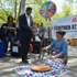 Atanamayan öğretmenler pazar kurup protesto etti Atanamayan öğretmenler pazar kurup protesto etti