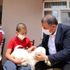 Omzunda kuzu, elinde Türk bayrağıyla 23 Nisan şiiri ...