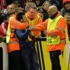 Anfield'da taraftar oyun alanına girdi Anfield'da taraftar oyun alanına girdi