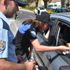 Kaymakam ve polis müdüründen sürücülere 'çikolata molası' Kaymakam ve polis müdüründen sürücülere 'çikolata molası'