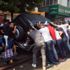 Cipi kaldırıp aracın altında kalan yaralı kadını çıkardılar Cipi kaldırıp aracın altında kalan yaralı kadını çıkardılar