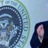 Trump, kendisiyle alay edilen sahte başkanlık forsu önünde konuştu Trump, kendisiyle alay edilen sahte başkanlık forsu önünde konuştu