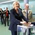 Le Pen'in oy kullandığı sandıkta çıplak protesto