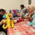 Savaş mağduru kadınlar bez bebek yaparak rehabilite olacak!