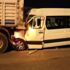 Minibüs kamyona çarptı : 12 yaralı