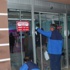 Hasta yakınları, hastanenin camlarını indirdi