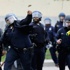 Baltimore'da polis göstericilere taş attı Baltimore'da polis göstericilere taş attı