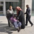 Felçli eşini el arabasıyla duruşmaya götürdü