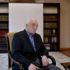 Gülen ayaklarını sürüyerek yürüyor Gülen ayaklarını sürüyerek yürüyor