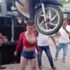 Asyalı genç kadın kafasında scooter taşıdı Asyalı genç kadın kafasında scooter taşıdı