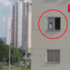 1,5 yaşındaki çocuk pencereye çıktı