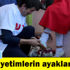 'Simitçi Erkan' Suriyeli yetimlerin ayaklarını ısıttı 'Simitçi Erkan' Suriyeli yetimlerin ayaklarını ısıttı