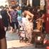 Sokakta doğurdu, bebeğini kucaklayıp eve döndü