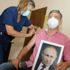 Arjantin'de ilginç görüntü! Belediye başkanı, elinde Putin portresiyle aşı oldu Arjantin'de ilginç görüntü! Belediye başkanı, elinde Putin portresiyle aşı oldu