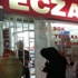 Eczacılar kendi önlemini aldı, kepenk arkasından ilaç satıyorlar