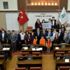 Meclis toplantısını lösemiye dikkat çekmek için maske ...