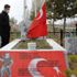 Şehit oğlunun mezarını ziyaret etmek için her gün 30 kilometre yol gidiyor Şehit oğlunun mezarını ziyaret etmek için her gün 30 kilometre yol gidiyor