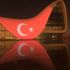 Bakü'deki Haydar Aliyev Merkezinin dış cephesine Türk bayrağı yansıtıldı