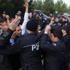 Bakan Çelik, gruba müdahale eden polisi ’Sakin olun’ diyerek uyardı Bakan Çelik, gruba müdahale eden polisi ’Sakin olun’ diyerek uyardı