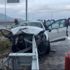 Otomobil bariyerlere ok gibi saplandı: 3 yaralı